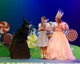 Hononegah High School’s Wizard of Oz lifts audiences over the rainbow