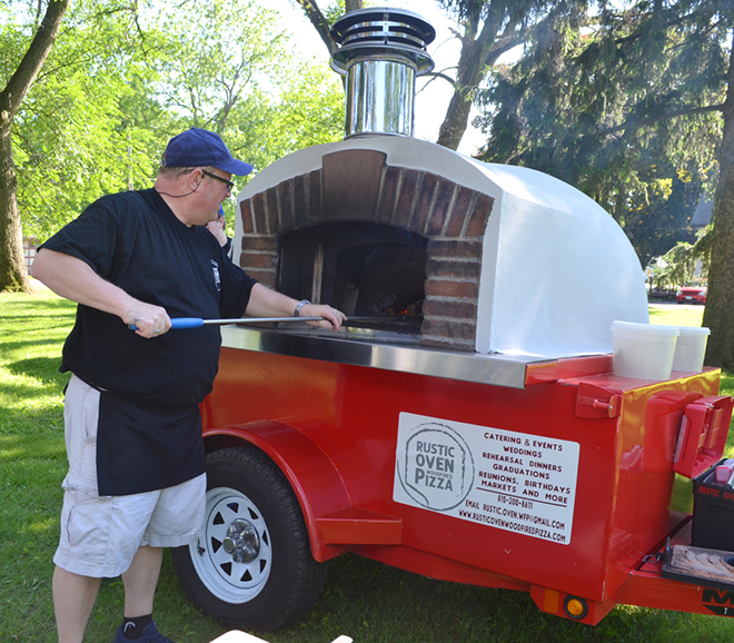 Wood Fired Pizza a Hit at Farmers Market