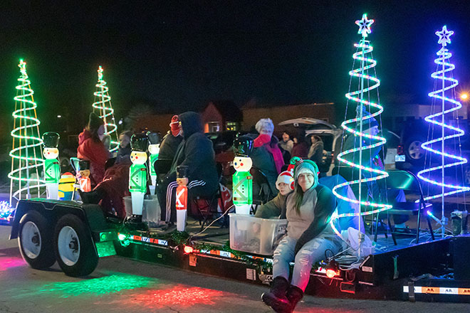 Bright Christmas magic came alive at 2021 Light Up the Parks Parade and Tree Lighting