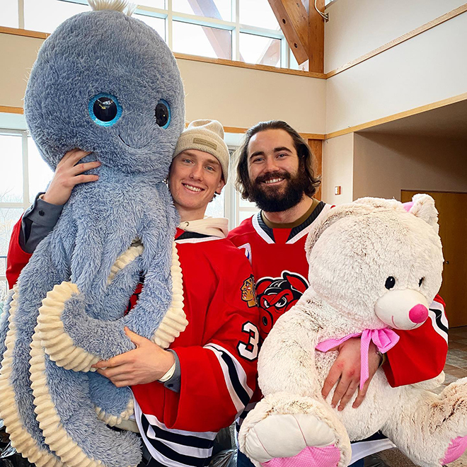 Icehogs give back